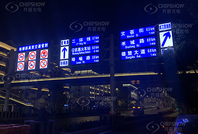 Wuhan'da şehir içi trafik rehberliği için özel LED ekran
