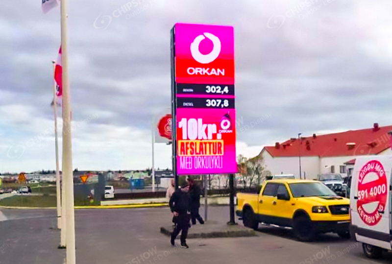 İzlanda'daki bir benzin istasyonunun LED reklam tabelası
